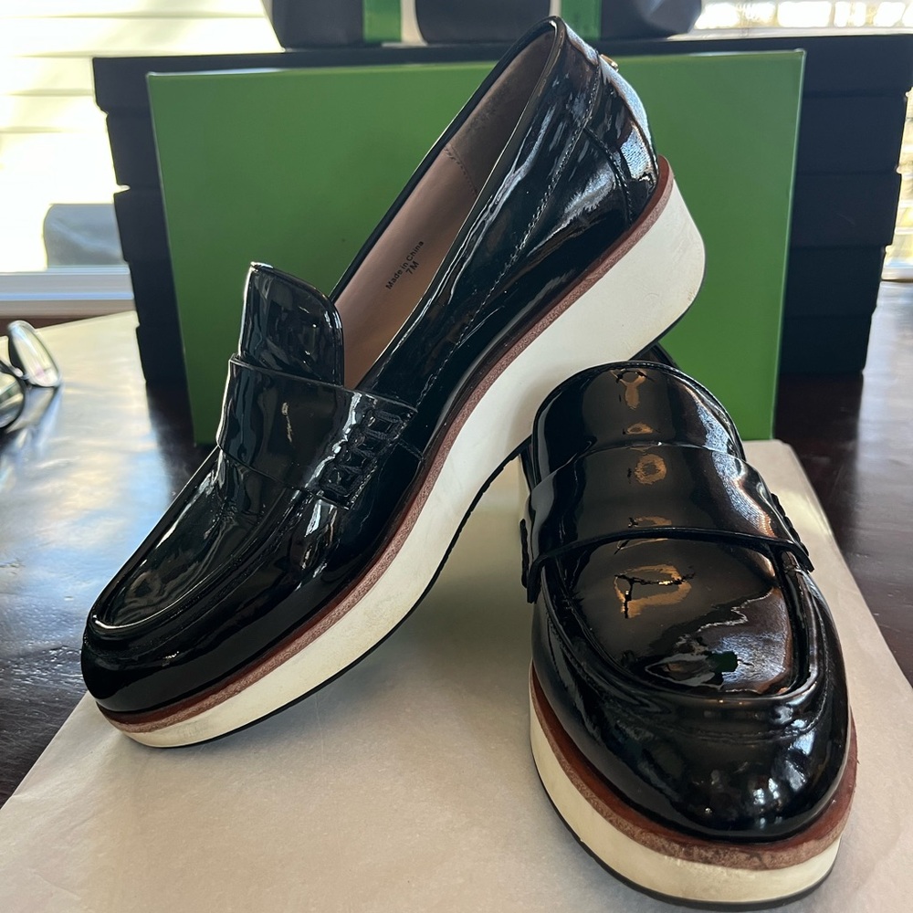 Kate Spade, black patent leather loafer size 7
Detailed pictures of gentle wear